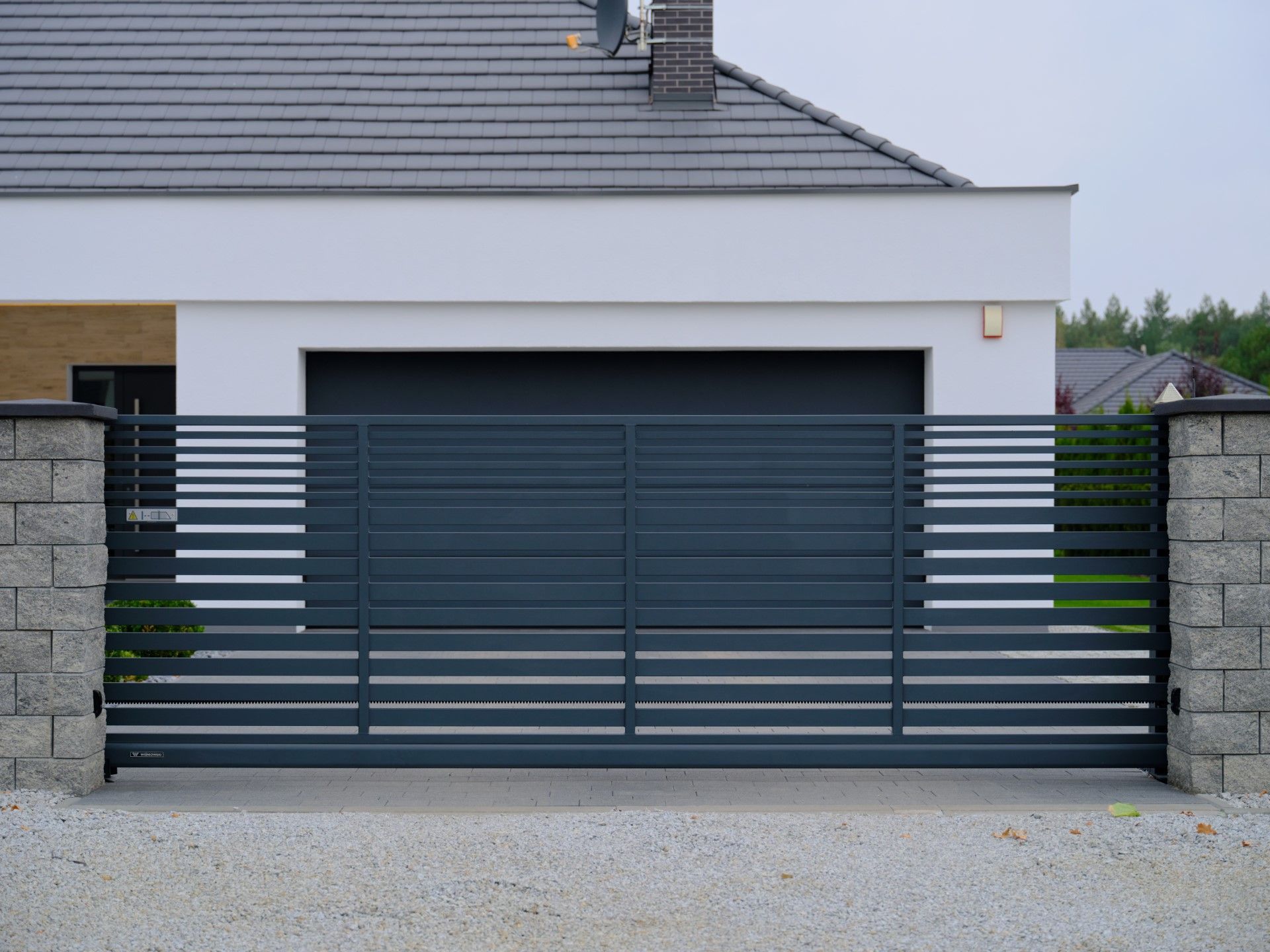 Sliding fence gate