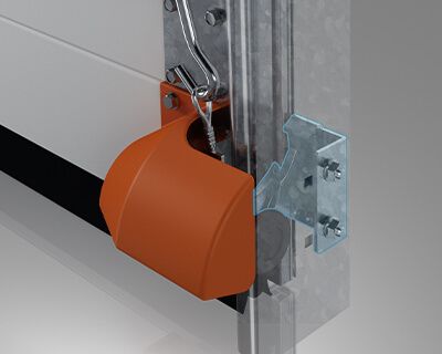 Safeguard preventing the door from being prised open