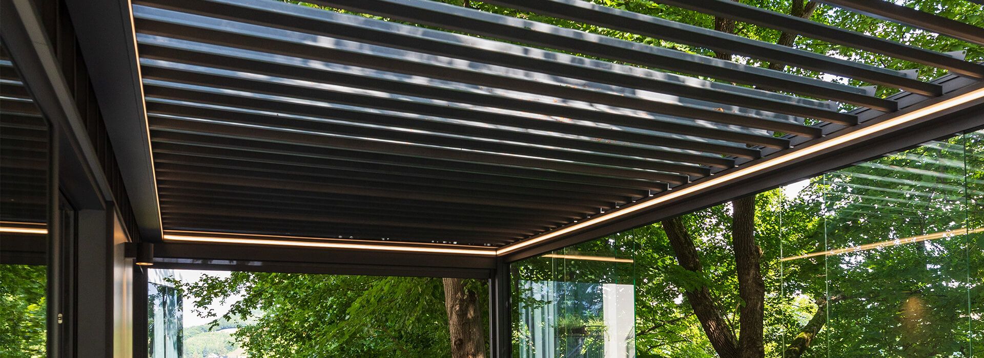 Automatic louvres to protect you from the rain