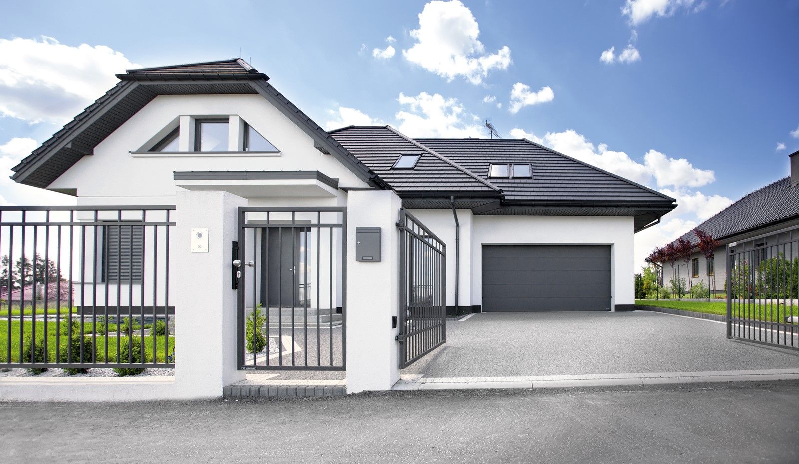 UniPro garage door; CREO 310 door; LUX AW.10.54 fence; HI MODERN GRAPHITE colour