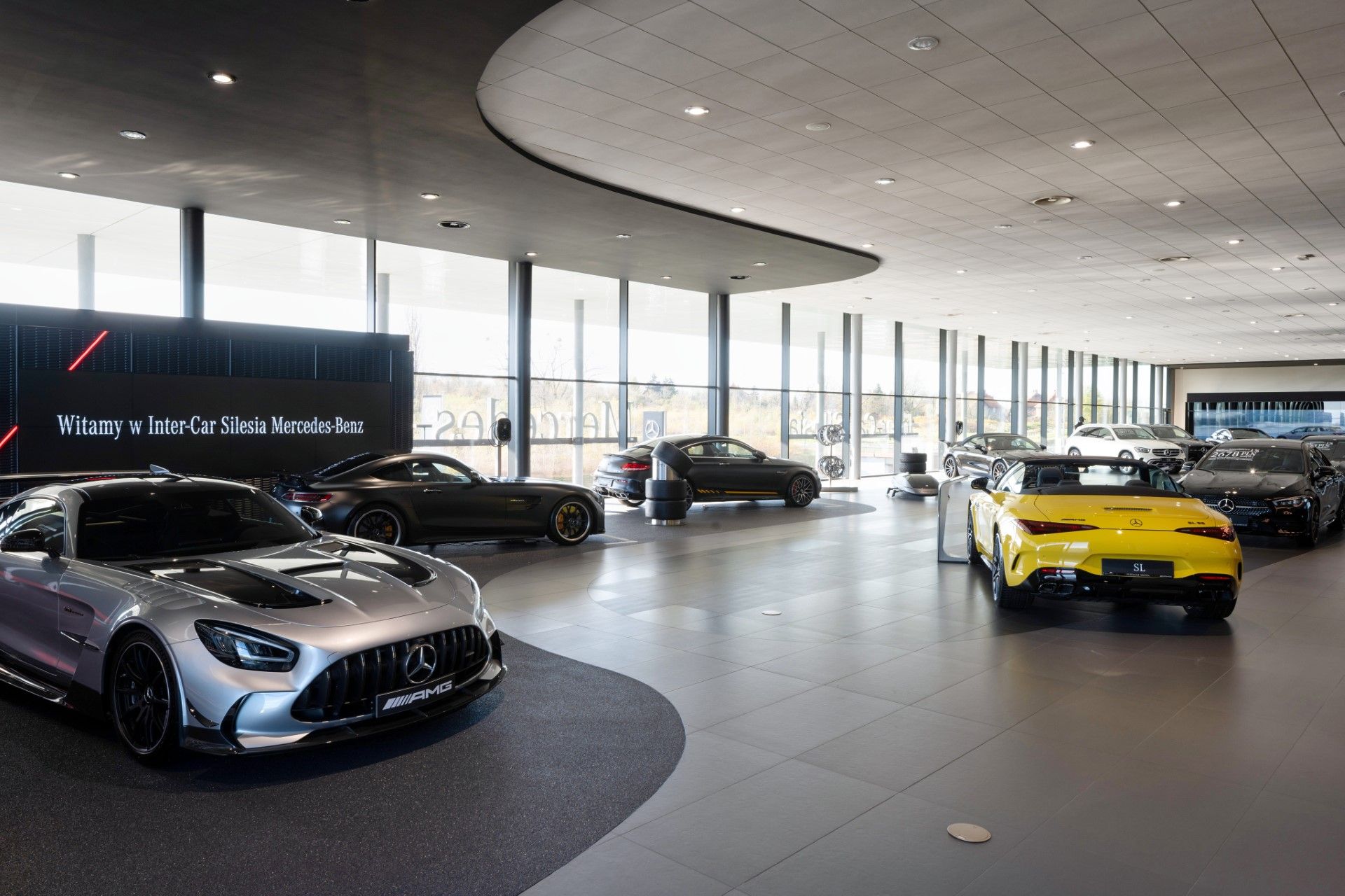 Aluminum joinery for car showrooms