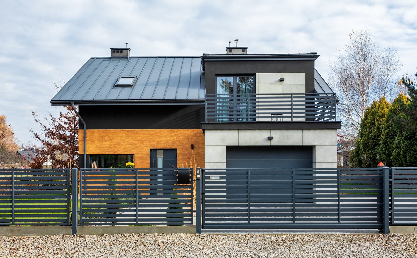 UniTherm garage door; CREO 321 door; MODERN AW.10.104 fence