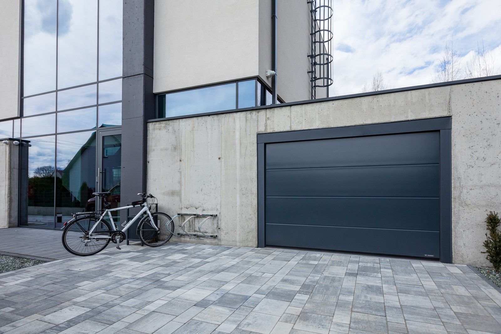 UniPro garage door in the RenoSystem version; façade and door made of aluminium profiles
