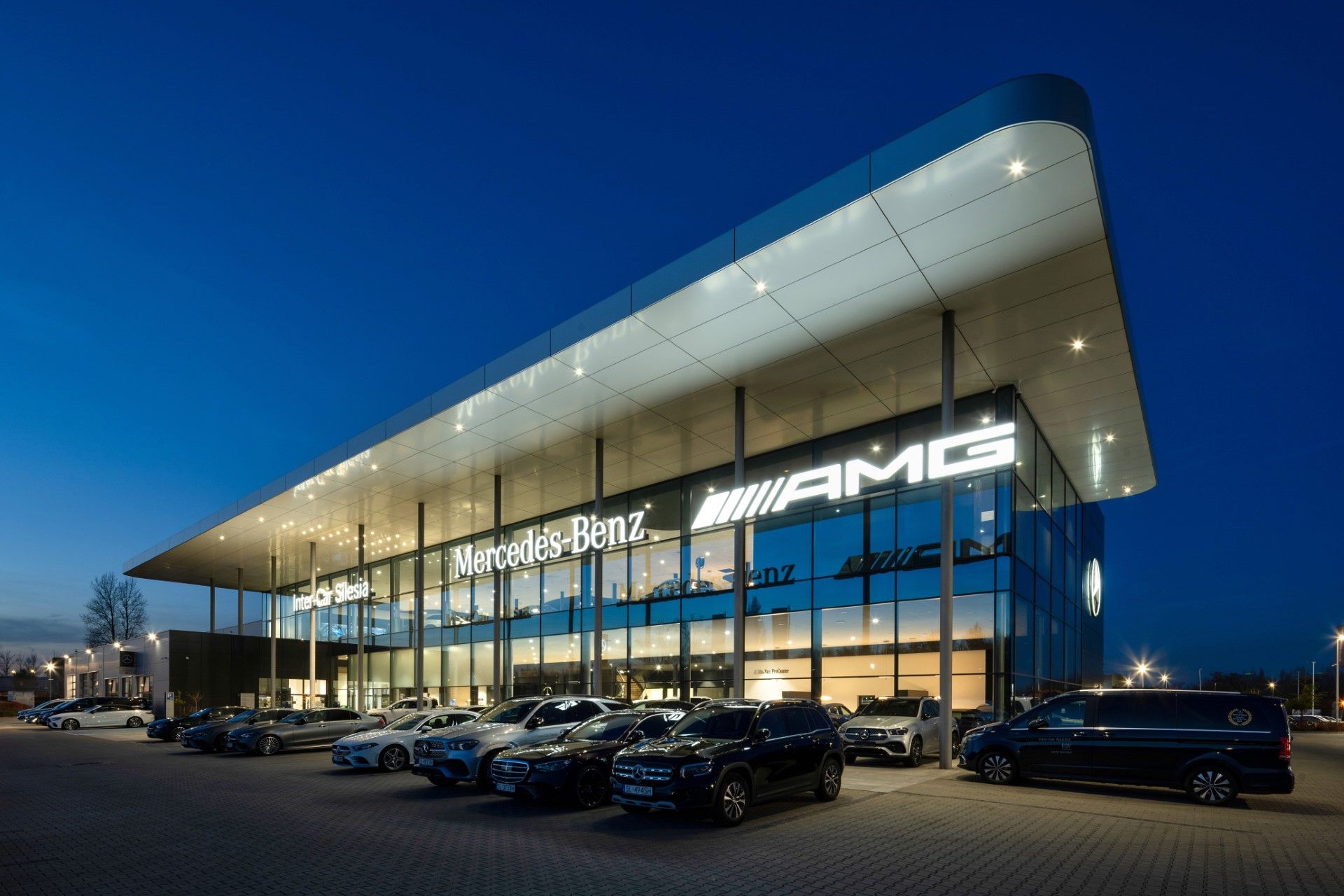 Glazing and facades for car showrooms